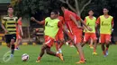 Gelandang Persija, Ramdani Lestaluhu (kedua kiri) merebut bola saat latihan di Lapangan Yon Zikon 14, Jakarta, Senin (11/7/2016). Latihan ini persiapan melakoni laga melawan Persib pada Sabtu (16/7). (Liputan6.com/Helmi Fithriansyah)