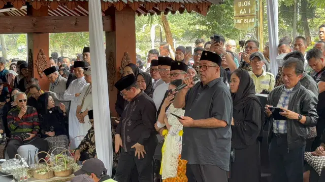 Rano Karno di Pemakaman Guruh Soekarnoputra