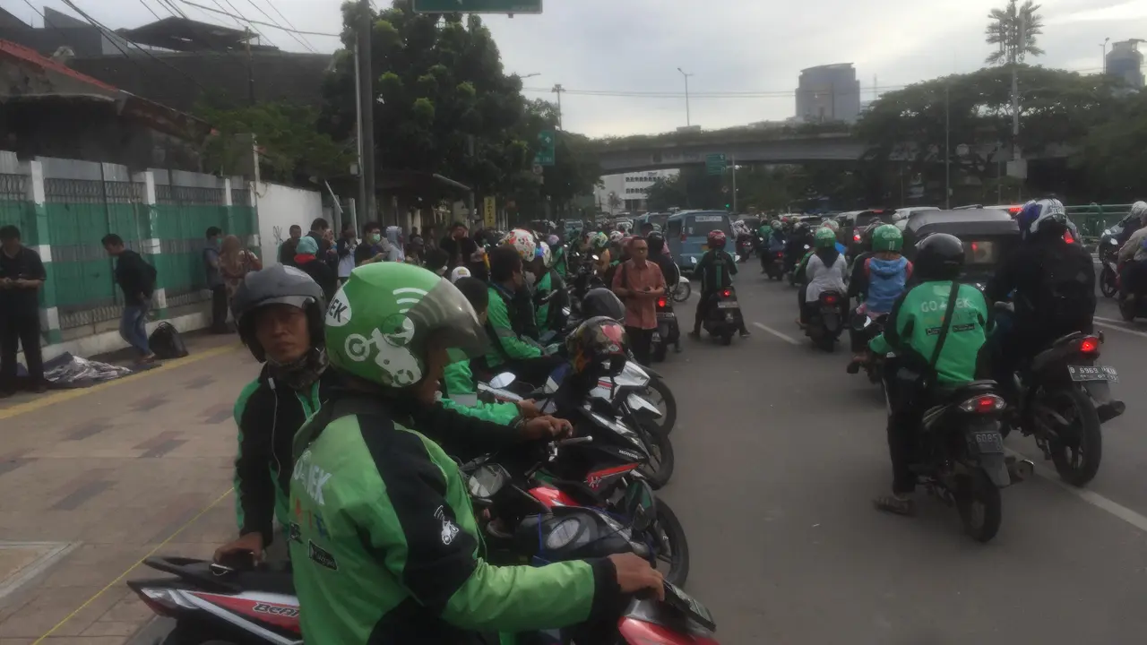 Ojek On Line masih mangkal di lokasi lama meski Pemprov DKI sudah punya disain penataan Tanah Abang (Liputan6.com/Delvira Chaerani Hutabarat)
