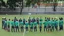 Pelatih Timnas Indonesia, Luis Milla Aspas (tengah) memberi arahan jelang latihan di Lapangan A Senayan, Jakarta, Jumat (12/1). Timnas Indonesia akan menjamu Islandia pada laga persahabatan di Stadion GBK, Minggu (14/1). (Liputan6.com/Helmi Fithriansyah)