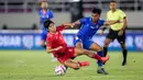 <p>Pemain Arema FC, Arkhan Fikri (kanan) berebut bola dengan pemain Borneo FC, Kei Hirose pada laga final Piala Presiden 2024 di Stadion Manahan, Solo, Minggu (4/8/2024). (Bola.com/Bagaskara Lazuardi)</p>