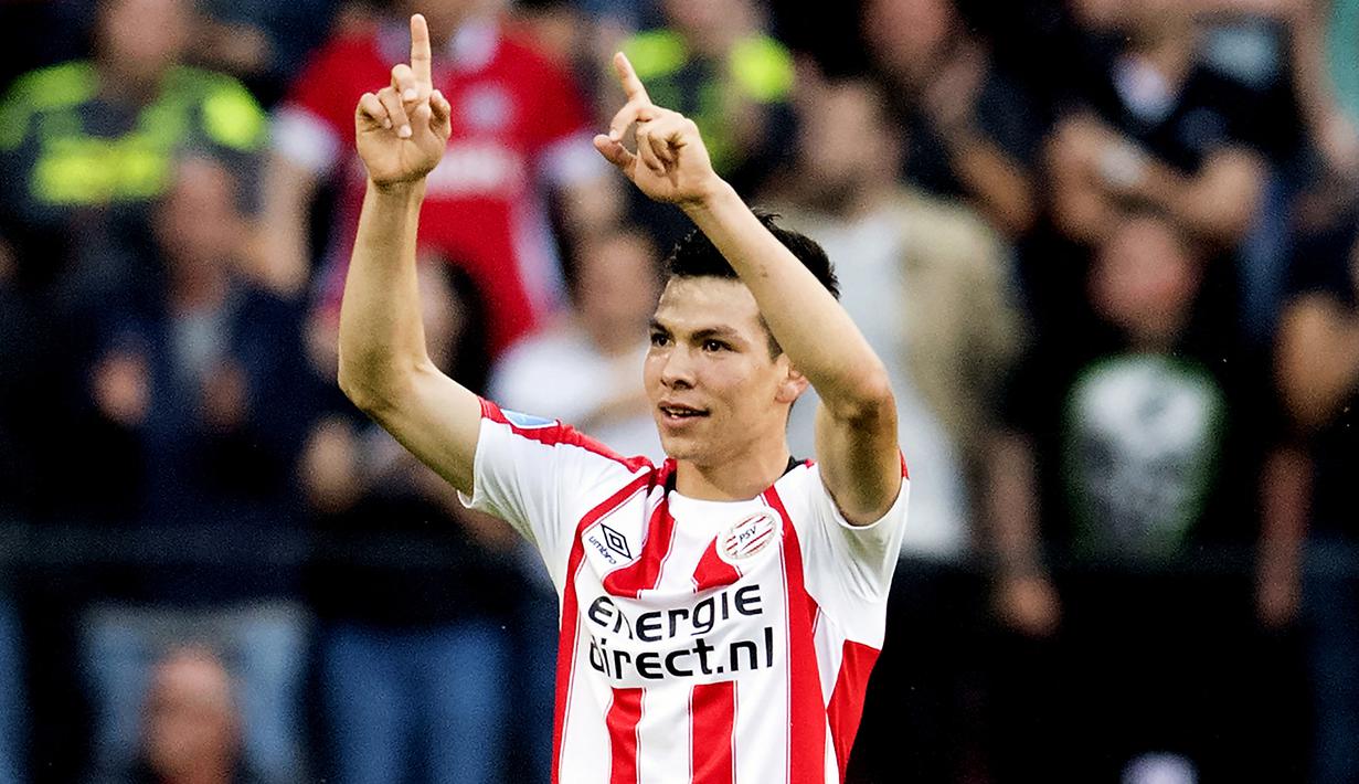 Selebrasi sayap kanan PSV Eindhoven, Hirving Lozano setelah mencetak gol ke gawang AZ Alkmaar pada laga Liga Belanda 2017/2018 di Phillips Stadium, Eindhoven (12/8/2017). Hirving Lozano didatangkan PSV dari Pachuca pada awal musim 2017/2018 dengan nilai transfer 12,5 juta euro atau kini setara Rp207 miliar. Hanya bertahan dua musim, ia dilepas PSV ke Napoli pada awal musim 2019/2020 setelah tampil dalam 79 laga di semua ajang dengan torehan 40 gol dan 23 assist. (AFP/ANP/Olaf Kraak)