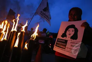 Puluhan buruh wanita saat menggelar aksi memperingati 22 tahun tanpa keadilan "Malam Marah Marsinah”, Jakarta, Jumat (8/5/2015). Mereka menuntut pemerintah untuk mengusut pelanggaran HAM terhadap Marsinah(Liputan6.com/Faizal Fanani)