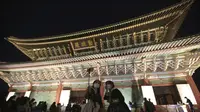 Wanita yang mengenakan masker berswafoto selama Festival Budaya Kerajaan di Istana Gyeongbok, Seoul, Korea Selatan, Rabu (14/10/2020). Festival warisan budaya selama sebulan yang mengeksplorasi istana dan budaya kerajaan Korea Selatan dimulai pada 10 Oktober 2020. (AP Photo/Ahn Young-joon)