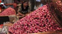 Harga bawang merah mengalami kenaikan hingga 40 persen. kenaikan harga hingga Rp 45 ribu per kg yang sebelumnya seharga Rp30 ribu per kg di Pasar Kramatjati, Jakarta, Selasa (8/3). (Liputan6.com/Angga Yuniar)