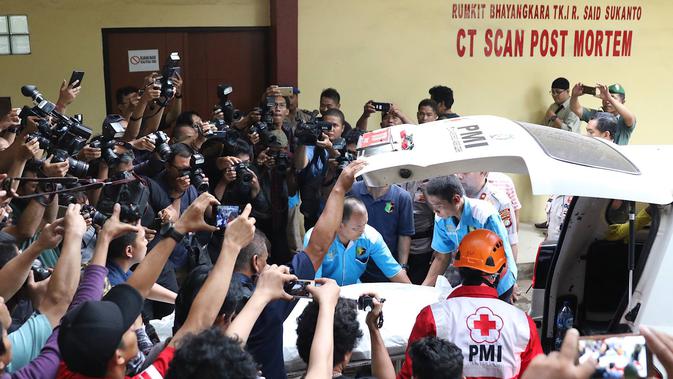 Petugas memindahkan kantong jenazah dari ambulans ke RS Polri, Kramat Jati, Jakarta, Selasa (30/10). Dua kantong jenazah kembali tiba di RS Polri pascakecelakaan pesawat Lion Air JT 610 yang jatuh di perairan Karawang. (Liputan6.com/Immanuel Antonius)