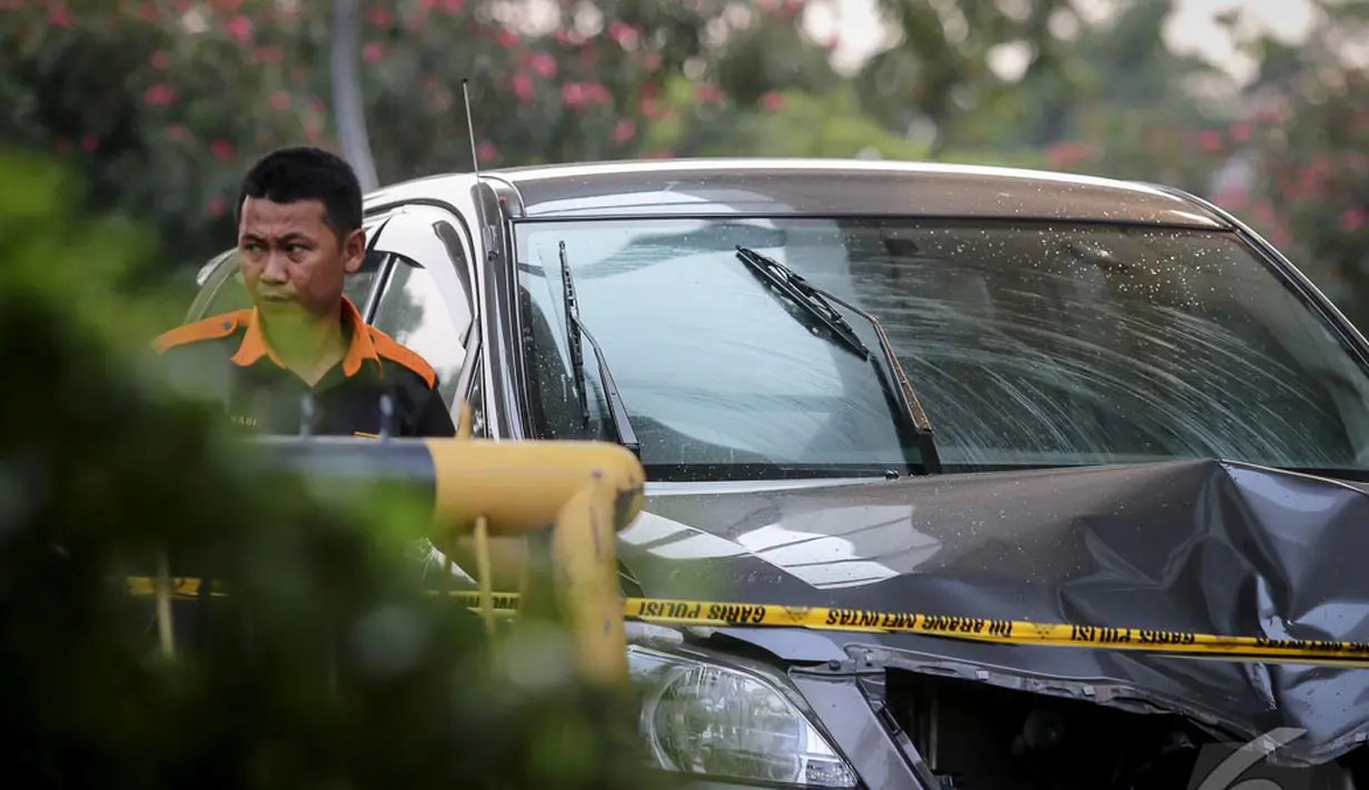 Korban jatuh ke lobi Menara BCA dan sebelumnya menimpa mobil Toyota Kijang Innova warna cokelat muda. Korban meninggal seketika dengan kondisi kepala pecah dan kaki putus, Jakara, Selasa (7/10/2014) (Liputan6.com/Faizal Fanani)