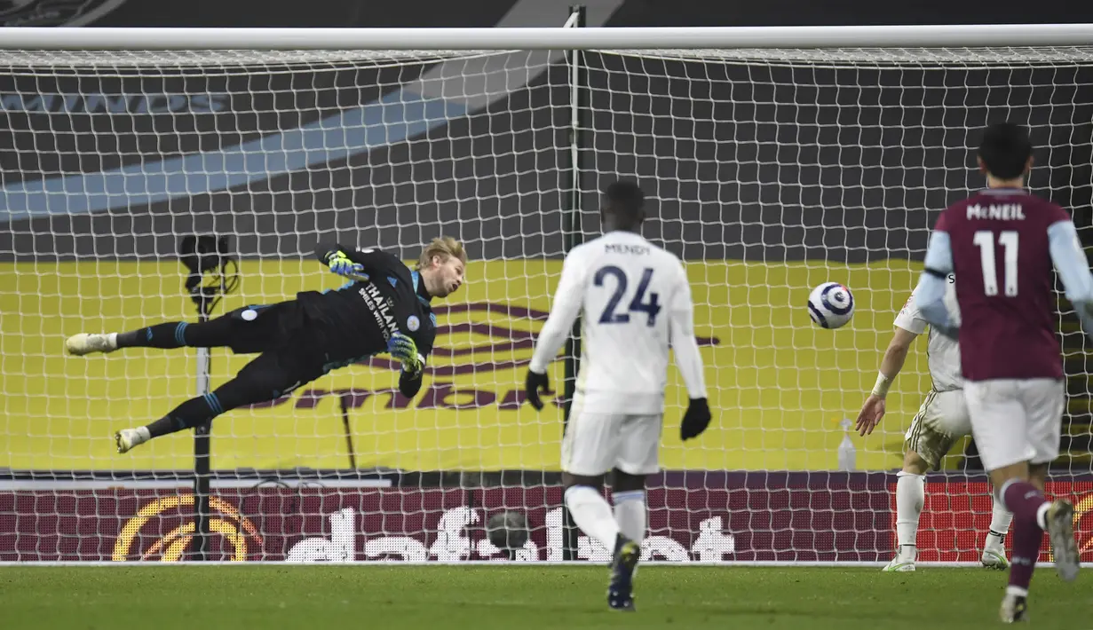 Kiper Leicester City, Kasper Schmeichel (kiri) tidak dapat mengantisipasi bola dalam pertandingan lanjutan Liga Inggris melawan Burnley. (Foto: AFP/Pool/Peter Powell)