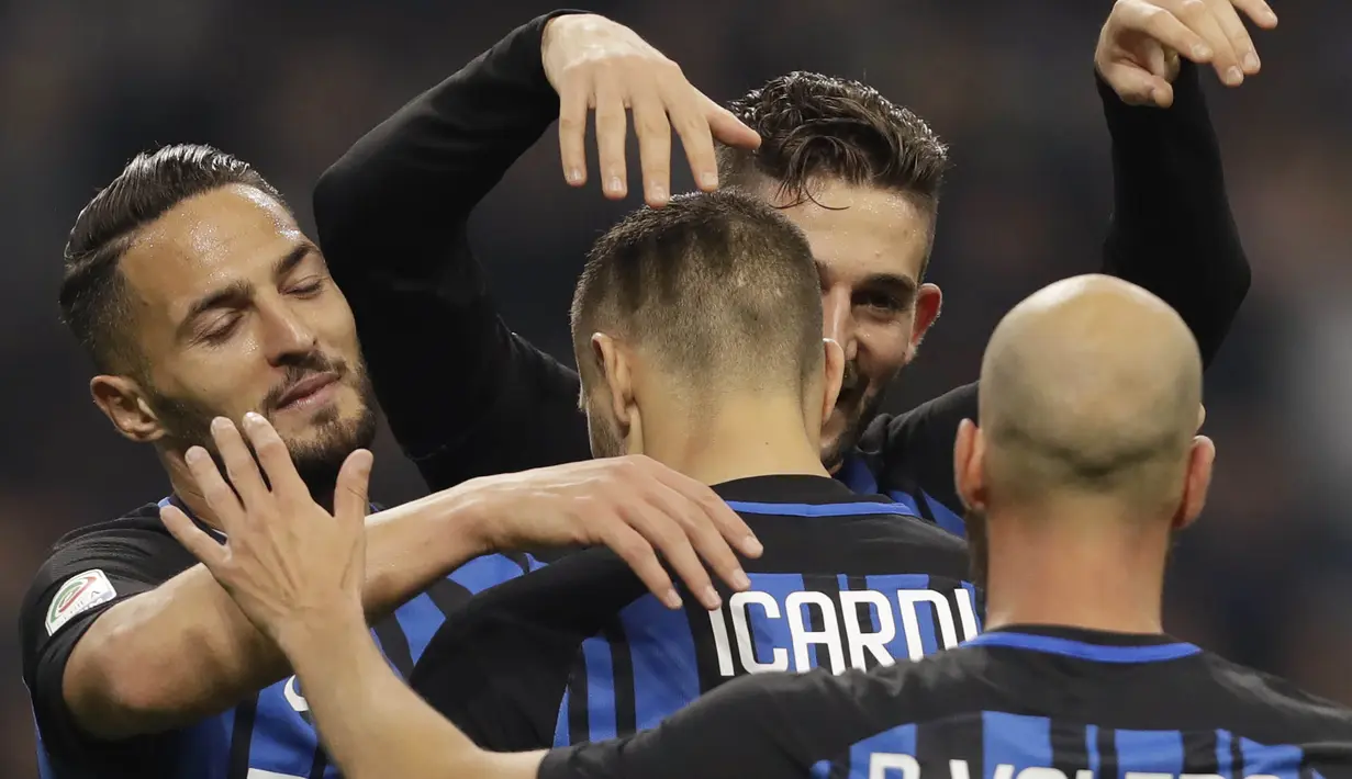 Para pemain Inter Milan merayakan gol yang dicetak oleh Mauro Icardi ke gawang Sampdoria pada laga Serie A di Stadion Giuseppe Meazza, Selasa (24/10/2017). Inter Milan menang 3-2 atas Sampdoria. (AP/Luca Bruno)