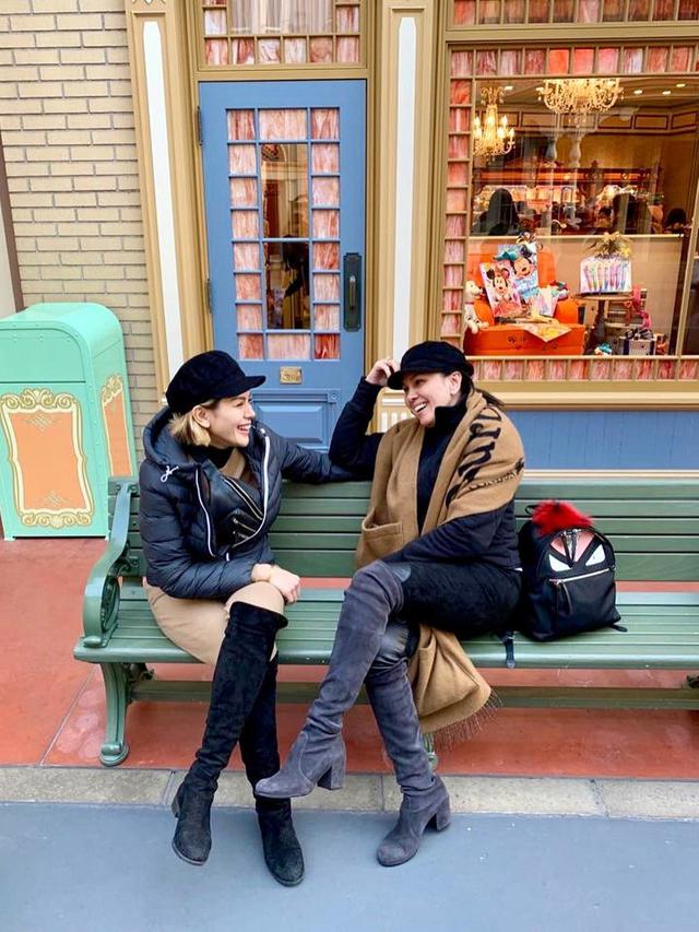 6 Potret Kebersamaan Nikita Mirzani dan Fitri Salhuteru, Bak Saudara Kandung