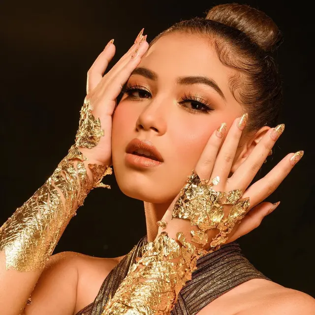 Biasa Natural, Ini 6 Pesona Saskia Chadwick Saat Tampil dengan Makeup Tebal