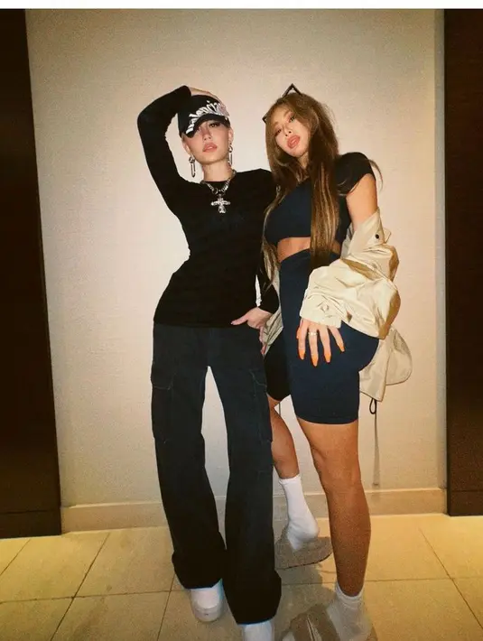 Agnez Mo tampak memadukan long sleeve top hitam dengan long pants warna senada. (Instagram/agnezmo).