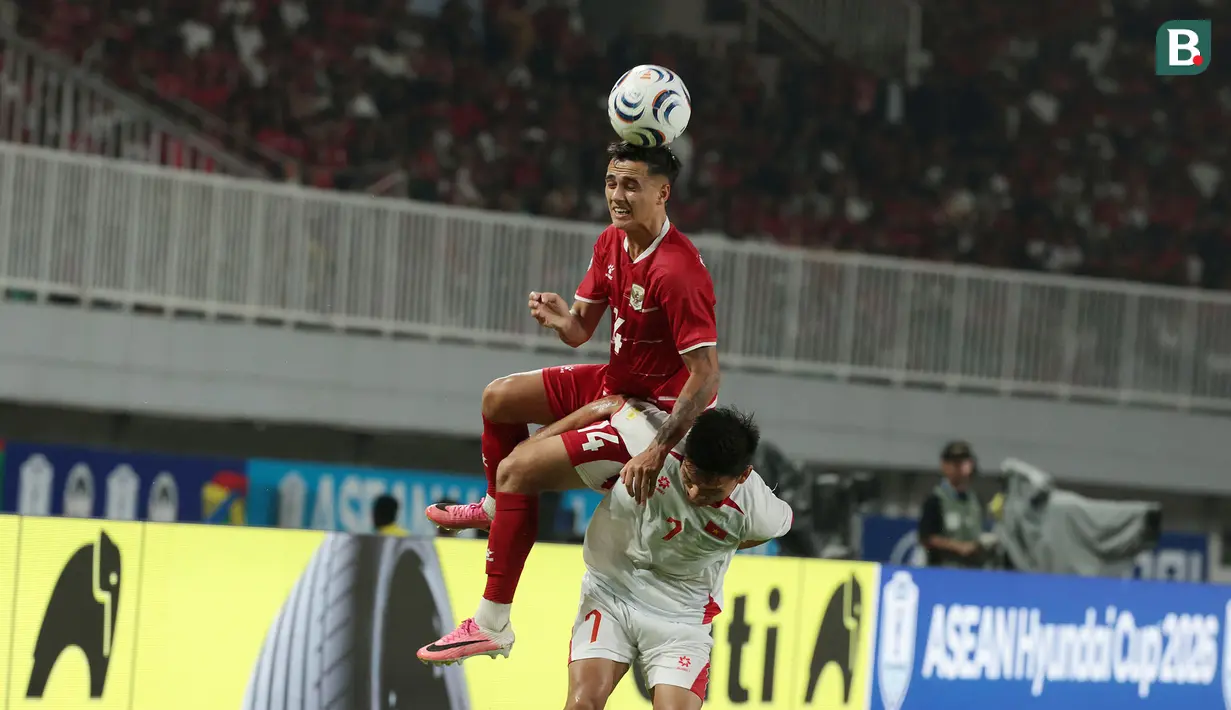 Pemain Timnas Indonesia, Eliano Reijnders (atas), berduel dengan pemain Vietnam, Pham Xuan Manh, pada laga ketiga Grup A Piala AFF 2026 di Stadion Pakansari, Bogor, Senin (3/8/2026) malam WIB. Eliano berupaya memenangkan perebutan bola untuk membuka peluang serangan, namun Timnas Indonesia harus mengakui keunggulan Vietnam dengan skor 0-3. Meski kalah, skuad Garuda masih menjaga asa lolos ke semifinal dengan syarat wajib mengalahkan Singapura pada laga terakhir Grup A. (Kapanlagi.com/Budy Santoso)