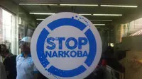 Kepala BNN Komjen Budi Waseso menempelkan stiker bertuliskan Stop Narkoba di beberapa minimarket di sekitar Bundaran HI, Jalan MH Thamrin, Jakarta Pusat. (Liputan6.com/Andreas Gerry Tuwo)