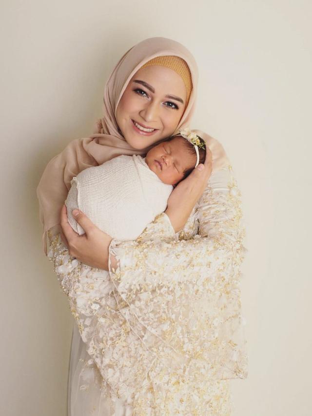 Potret Bahagia Nina Zatulini dengan Putrinya.