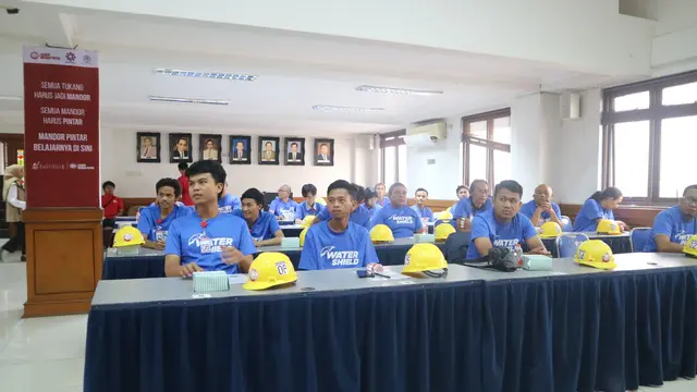 Edukasi dan pemberdayaan kepada tenaga kerja agar selalu mengedepankan pembangunan hijau