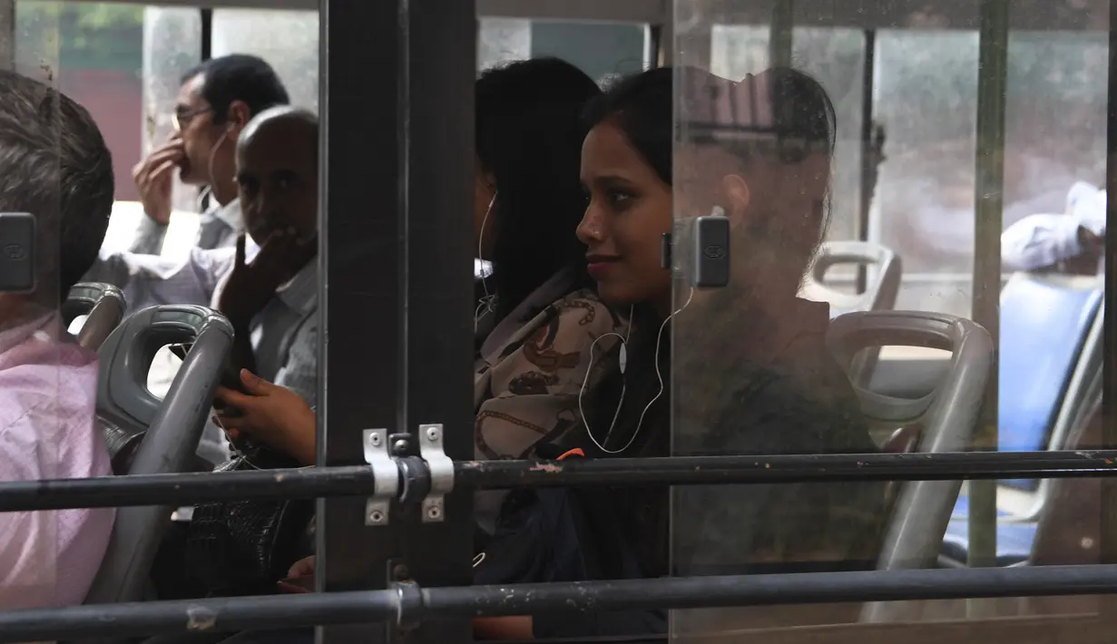 Seorang perempuan menaiki bus  New Delhi Transport Corporation untuk melakukan perjalanan gratis di New Delhi, 29 Oktober 2019. Program bus gratis bagi perempuan itu disebut sebagai langkah bersejarah untuk keselamatan dan meningkatkan peran mereka dalam perekonomian ibu kota. (Sajjad HUSSAIN/AFP)