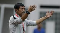 Pelatih Indonesia, Indra Sjafri, saat melawan Yordania pada laga persahabatan di Stadion Wibawa Mukti, Jawa Barat,  Sabtu (13/10/2018). Indonesia menang 3-2 atas Yordania. (Bola.com/M Iqbal Ichsan)
