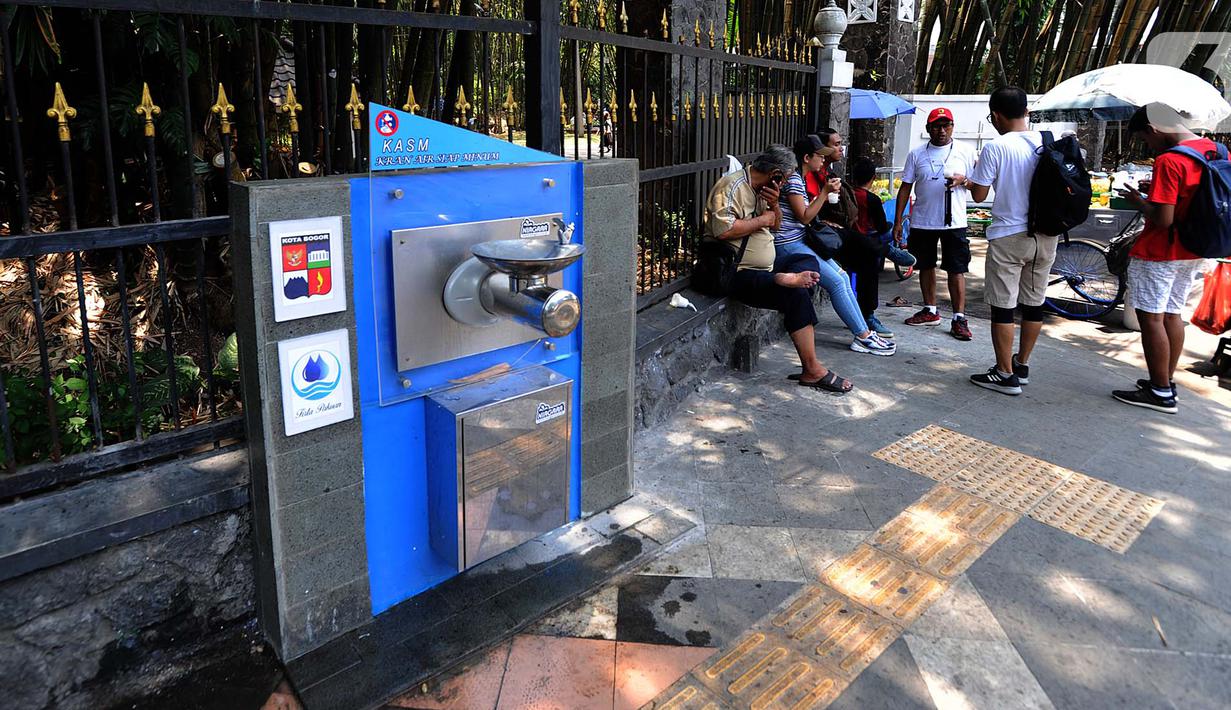 Penampakan Keran Air Siap Minum (KASM) yang terpasang di dekat Pintu 2 Kebun Raya Bogor, Jawa Barat, Minggu (6/10/2019). Pemkot Bogor melalui PDAM Tirta Pakuan membuat KASM di pendestrian Jalan Ir H Djuanda untuk menekan angka konsumsi botol dan gelas plastik. (merdeka.com/Arie Basuki)
