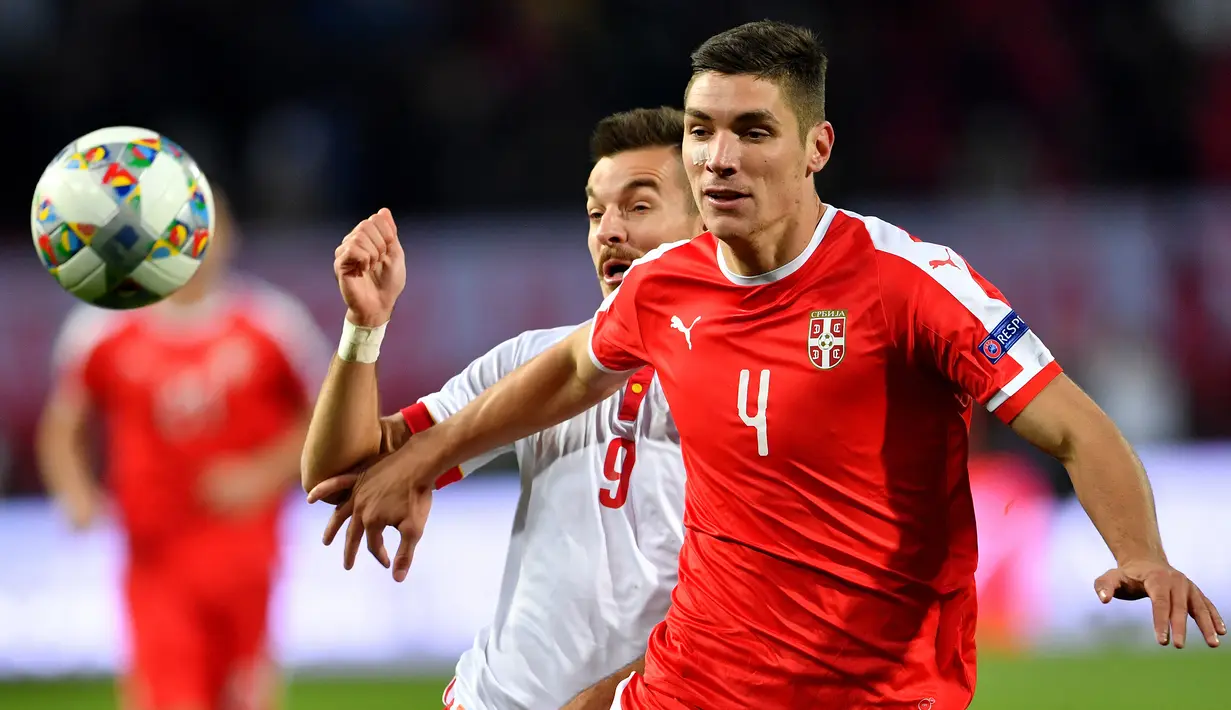 7. Nikola Milenkovic (Fiorentina) - Lihai membaca bola-bola lawan terutama umpan lambung menjadi salah satu kelebihan bek asal Serbia tersebut. Sejak era Jose Mourinho, Manchester United sudah tertarik untuk mendatangkan bek tengah 21 tahun itu. (AFP/Andrej Isakovic)