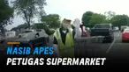 Pria itu kembali usai dua troli yang ditinggal justru bergerak membentur mobil pelanggan.