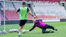 Legenda kiper Barcelona, Jesus Angoy berusaha menghalau tendangan Fernando Navarro dalam latihan jelang laga Clash of Legends melawan DRX World Legends di Stadion Utama Gelora Bung Karno (SUGBK), Senayan, Jakarta, Jumat (17/04/2026) sore WIB. (Bola.com/Bagaskara Lazuardi)