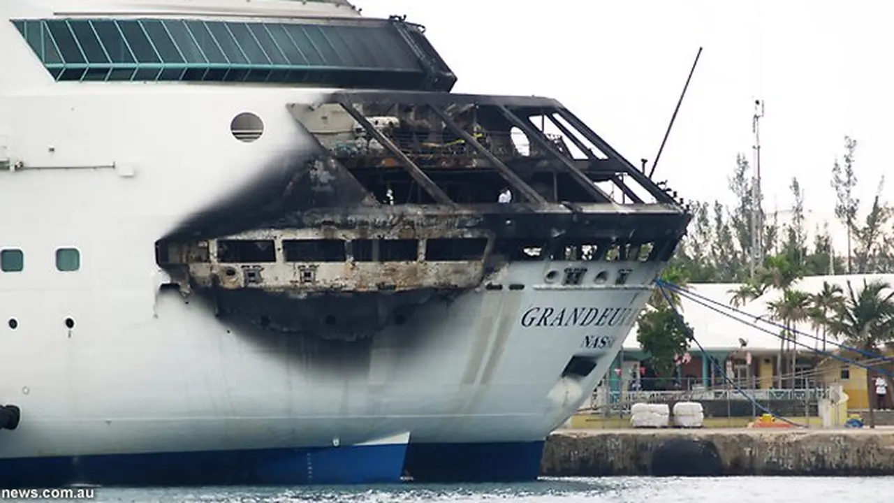kapal-terbakar-130528b.jpg
