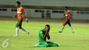 Pemain Persikabo menutup wajah usai kalah 1-4 dari PS Bengkulu dalam lanjutan Liga 2 di Stadion Pakansari, kab Bogor, Minggu (23/4). Persikabo kalah 1-4 dari PS Bengkulu. (Liputan6.com/Helmi Fithriansyah)