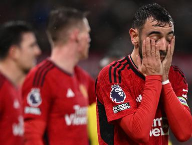 Penampilan inkonsisten kembali diperagakan Manchester United di Liga Inggris musim ini. Pada laga pekan ke-16 saat menjamu Bournemouth, MU menelan kekalahan ketujuhnya musim ini setelah takluk 0-3 di Old Trafford, Sabtu (9/12/2023). Tiga gol yang bersarang di jala gawang Andre Onana masing-masing dicetak oleh Dominic Solanke pada menit ke-5, Philip Billing pada menit ke-68 dan Marcos Senesi lima menit kemudian. Dengan hasil ini pasukan Erik ten Hag sementara menempati posisi ke-6 klasemen sementara dengan mengemas 27 poin dan rentan digusur oleh Newcastle United di posisi ke-7 yang belum bermain di pekan ke-16. (AFP/Oli Scarff)