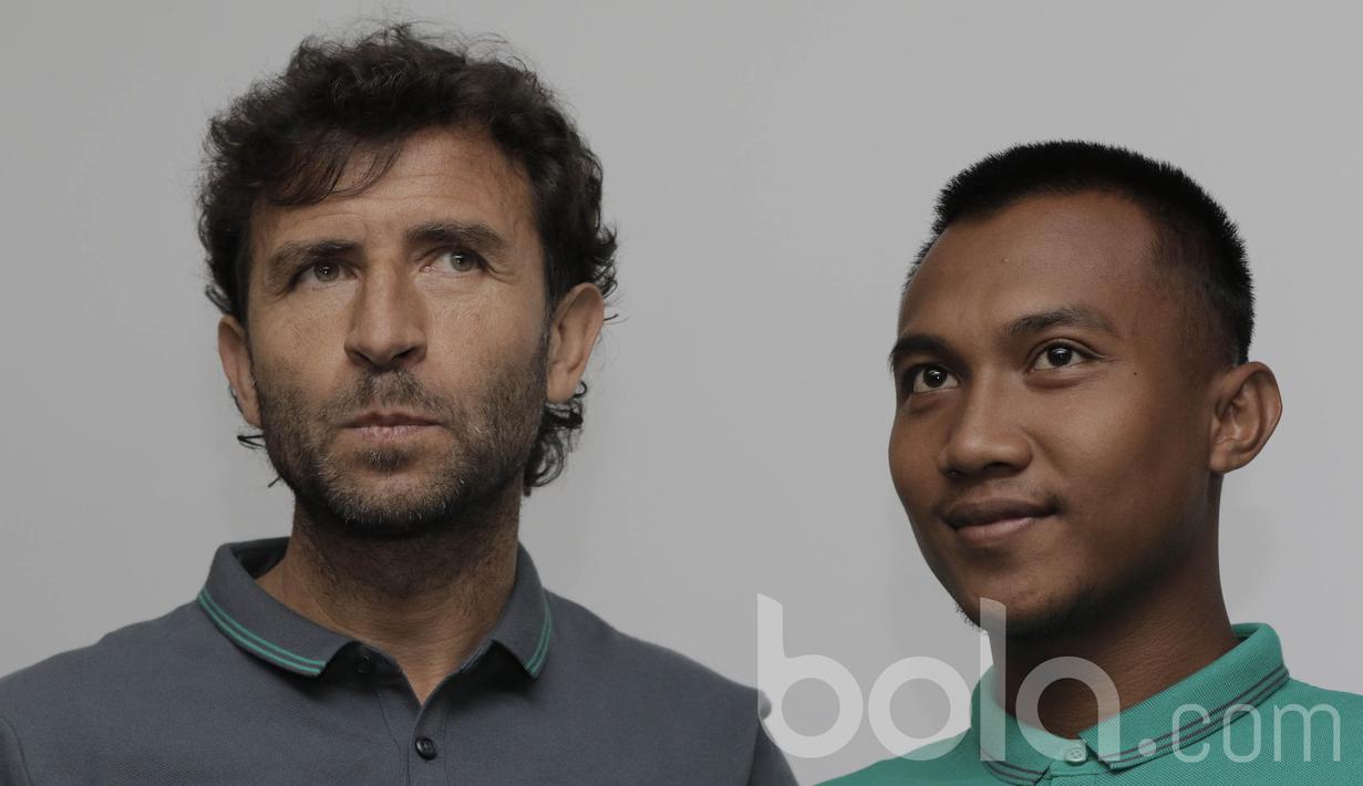 Gelandang Bhayangkara FC, Muhammad Hargianto, dan pelatih Timnas Indonesia, Luis Milla, menghadiri jumpa pers. Muhammad Hargianto dkk punya waktu lima hari persiapan jelang laga kontra Myanmar. (Bola.com/M Iqbal Ichsan)