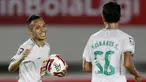 Pemain PS Sleman, Irfan Jaya melakukan selebrasi usai mencetak gol ke gawang PSM Makassar pada laga perebutan juara tiga Piala Menpora 2021 di Stadion Manahan, Solo, Sabtu (24/4/2021). (Bola.com/M Iqbal Ichsan)