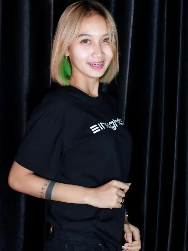 6 Potret Istri dari Cowok Viral 'Ganteng Doang Jemput Depan Gang'