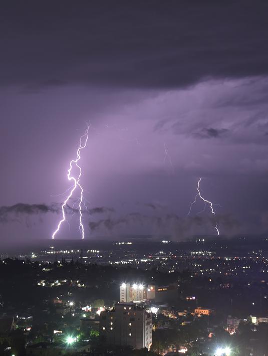 Sambaran petir terjadi saat badai di kota Port-au-Prince, Haiti (14/11). Port-au-Prince, dengan penduduk sekitar 846.200 jiwa (1995), adalah ibu kota Haiti. (AFP Photo/Hector Retamal)