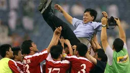 Pelatih Korea Utara, Kim Jong Hun bersama para pemainnya merayakan keberhasilan lolos ke Piala Dunia 2010 Afrika Selatan, setelah bermain 0-0 dengan Saudi Arabia pada 17 Juni 2009 di Riyadh. AFP PHOTO/MIDO AHMED
