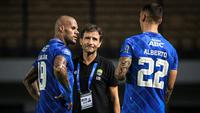 Pelatih kepala Persib Bandung, Luis Milla (tengah) bercengkrama dengan pemainnya, David Da Silva (kiri) dan Alberto Rodriguez Martin setelah laga pekan ketiga BRI Liga 1 2023/2024 antara Persib Bandung melawan Dewa United di Stadion GBLA, Bandung, Jumat (14/07/2023). (Bola.com/Bagaskara Lazuardi)