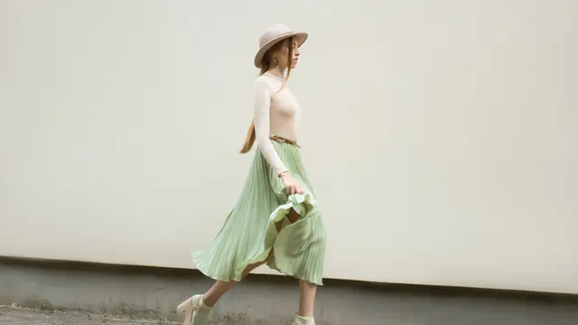 Nggak Hanya Pink, Ini Lho Pilihan Warna Outfit Lain untuk Tampil Manis Saat Valentine