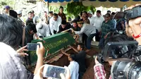 Pemakaman dokter yang menjadi korban penembakan suaminya (Liputan6.com/ Nanda Perdana Putra)