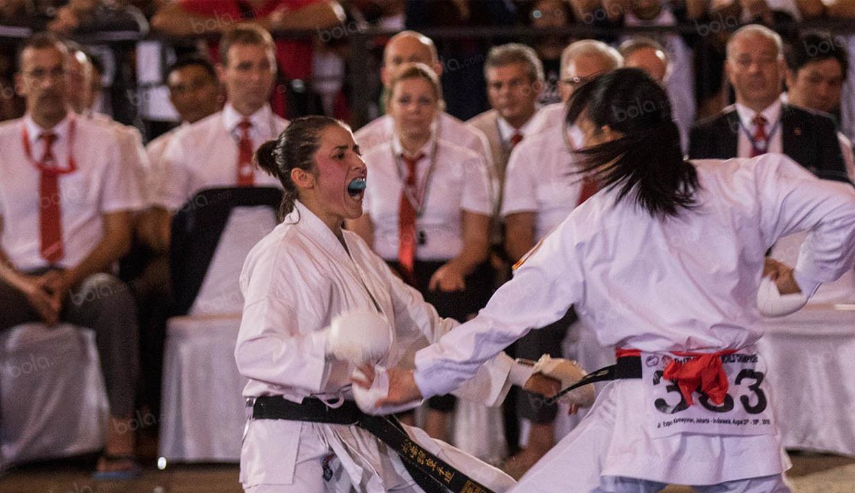 Karateka Italia, Daphne Rebolho, membuat kejutan dengan mengalahkan karateka Jepang, Chikage K. Daphne Rebolho berhasil meraih gelar juara Kumite <60 kg. (Bola.com/Vitalis Yogi Trisna)