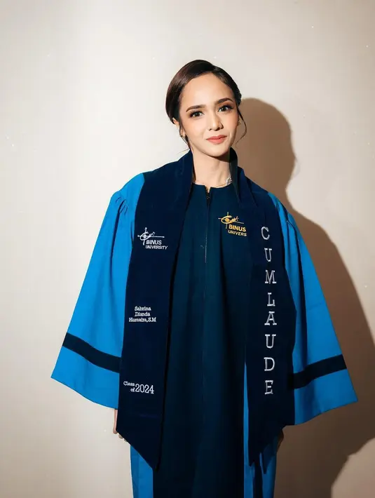 Foto Dianda Sabrina mengenakan jubah wisuda ini di-repost oleh admin akun Binus di Instagram Story. Maria Theodore, Sheila Riven hingga Yasamin Jasem adalah beberapa artis yang tuliskan ucapan selamat di kolom komentar unggahan Dianda Sabrina. Tak hanya keluarga, sahabat dan orang terdekatnya tentunya juga bangga atas pencapaian Dianda Sabrina di tahun 2024 ini. (Liputan6.com/IG/@sabrindh)