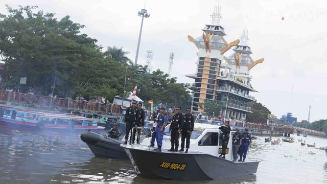 Obor Melintasi Sungai Barito