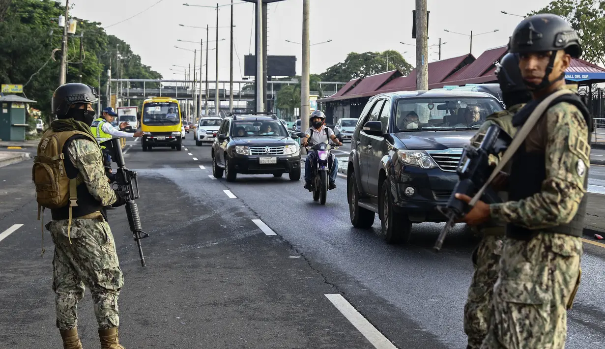 Tahun lalu, Lasso mengumumkan keadaan darurat sementara yang serupa sebanyak tiga kali untuk Guayaquil, yang menghadapi lonjakan tajam dalam pembunuhan terkait kejahatan terorganisir. (AFP/Gerardo Menoscal)