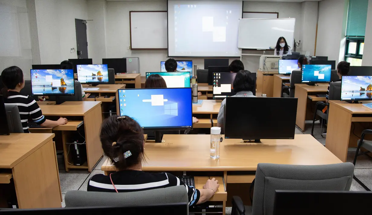 Para pembelot Korea Utara mengikuti kelas komputer di Hanawon (Pusat Dukungan Permukiman untuk Pengungsi Korea Utara) di Anseong, Provinsi Gyeonggi, Korea Selatan, Senin (10/7/2023). Hanawon adalah fasilitas Korea Selatan untuk pelatihan adaptasi sosial para pembelot Korea Utara, mempersiapkan mereka untuk hidup di Korea Selatan. (Heon-Kyun Jeon/Pool Photo via AP)