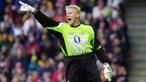 Peter Schmeichel - Kiper Legendaris Manchester United ini mencetak golnya saat memperkuat Aston Villa di laga kontra Everton pada 20 Oktober 2001. Sayang gol tersebut gagal menyelamatkan timnya dari kekalahan dengan skor 3-2. (AFP/Morten Juhl)