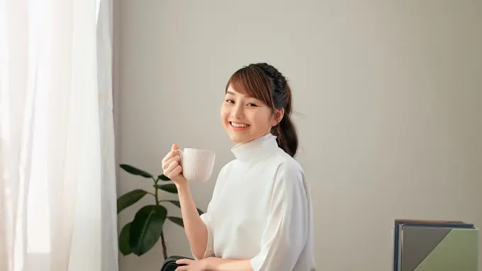 Perempuan Minum Kopi