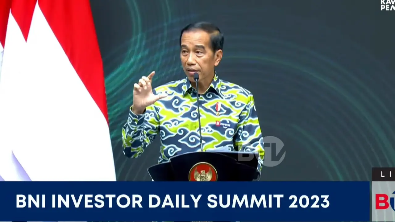 Presiden Joko Widodo (Jokowi) dalam acara BNI Investor Daily Summit 2023, di Hutan Kota By Plataran, Jakarta, Selasa (24/10/2023). (Tira/Liputan6.com)
