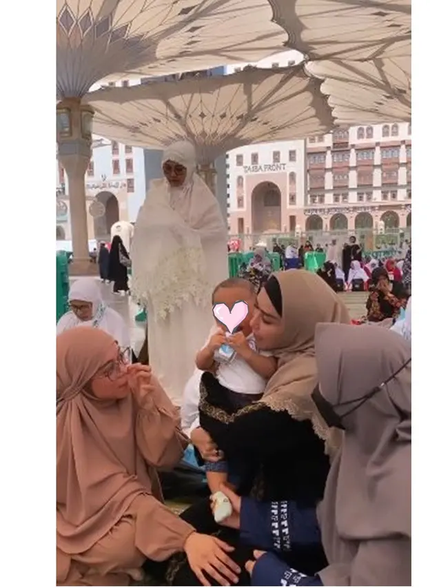 6 Potret Bebizie Tampil Berhijab Saat Umrah, Sempat Bertemu Lesti Kejora