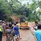 Tening longsor memutus akses jalan nasional di perbatasan Desa Cikijing Kabupaten Majalengka menuju Kabupaten Kuningan Jawa Barat. Foto (Liputan6.com / Panji Prayitno)