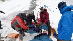 Sejumlah petugas memberikan pertolongan kepada para pendaki gunung yang menjadi korban akibat gempa berkekuatan 7.8 skala Richter yang melanda Nepal, Sabtu (25/4/2015). (AFP Photo/Roberto Schmidt)