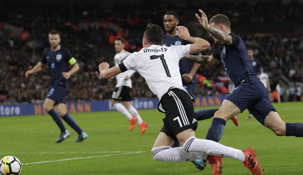 Gelandang Jerman, Julian Draxler, beradu cepat dengan bek Inggris, Kieran Tripper, pada laga persahabatan di Stadion Wembley, London, Jumat (10/11/2017). Kedua negara bermain imbang 0-0. (AP/Matt Dunham)