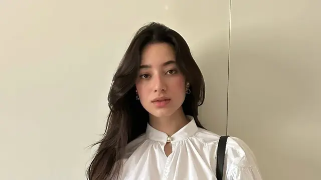 Potret Ameera Khan dengan Outfit Putih. (instagram/littlemisskhan)